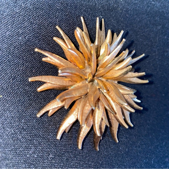 Brooch Flower Star Gold Tone Vintage 
Measures 2”1/4 across - Picture 2 of 6